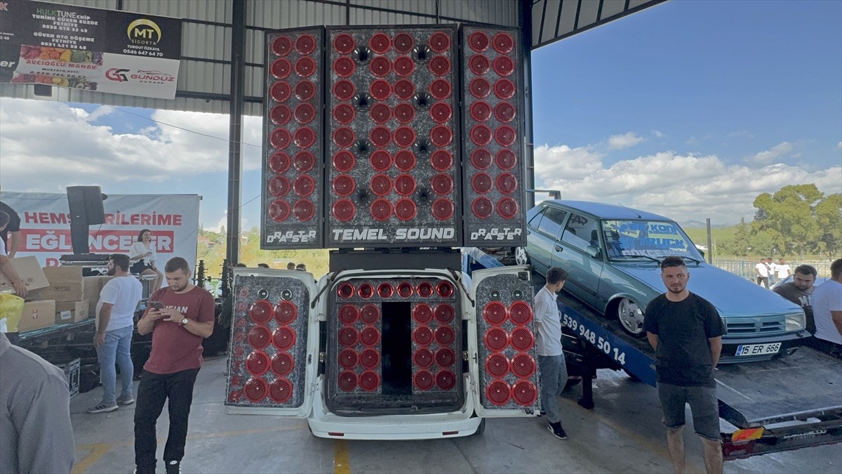 Türkiye'nin farklı illerindeki modifiye araç tutkunları, Muğla'nın Seydikemer ilçesinde düzenlenen...