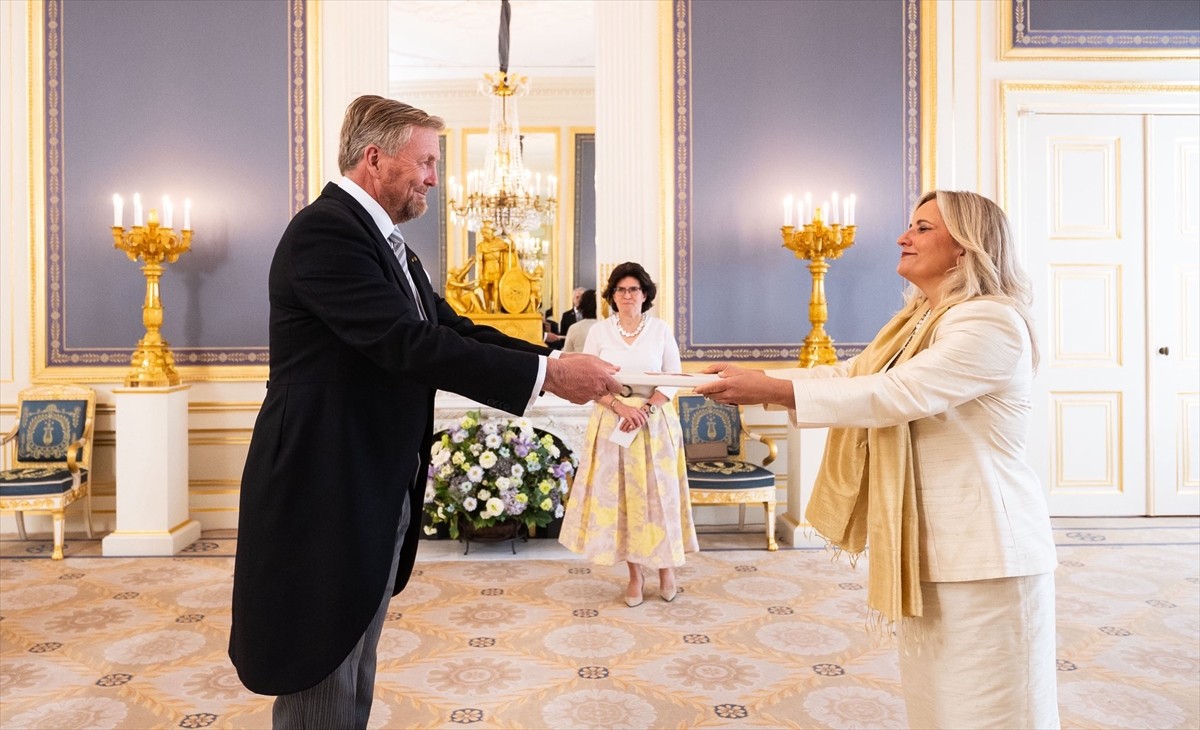 Türkiye'nin Lahey Büyükelçisi Fatma Ceren Yazgan (sağda), resmen göreve başladı. Yazgan...