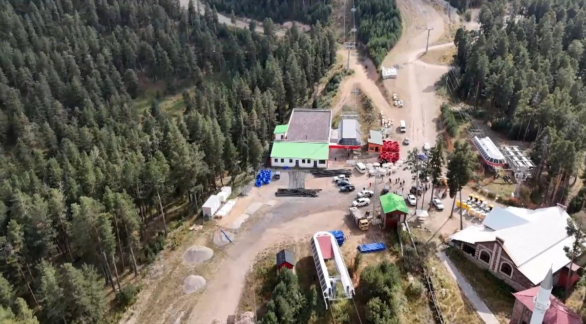 Türkiye'nin önemli kış turizmi merkezleri arasında yer alan Kars'ın Sarıkamış ilçesindeki kayak...