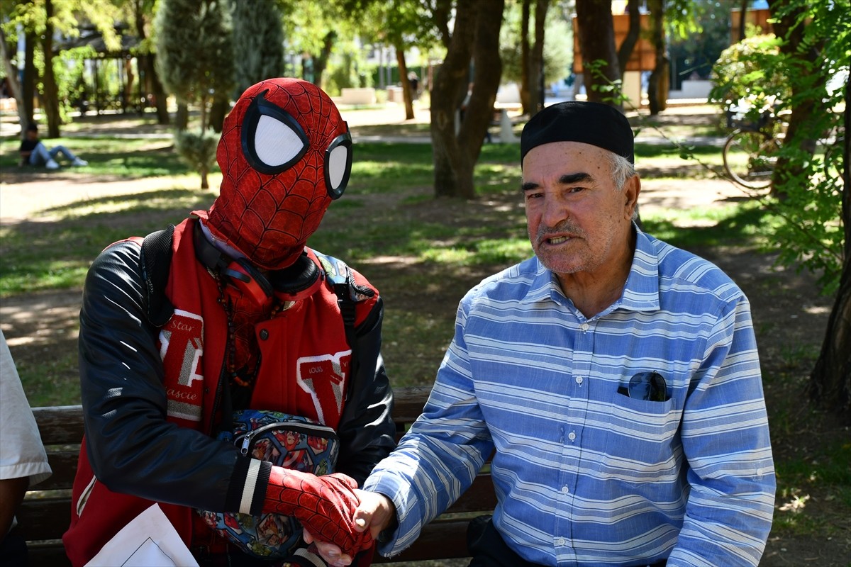 Türkiye'yi "Örümcek Adam" kostümüyle gezme hayaliyle memleketi İzmir'den yola çıkan Ayaz Salih...