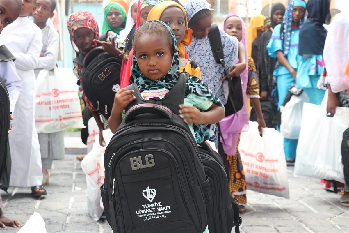 Türkiye Diyanet Vakfı (TDV), Kamerun'un başkenti Yaounde'de düzenlenen programda yetim çocuklara...