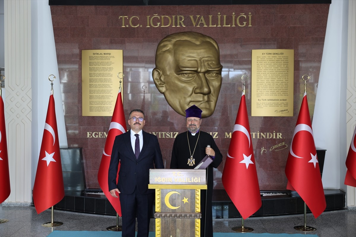 Türkiye Ermenileri Patriği Sahak Maşalyan (sağda), Iğdır Valisi Ercan Turan'ı (solda) makamında...
