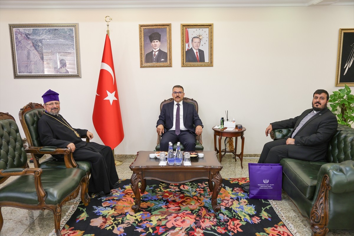 Türkiye Ermenileri Patriği Sahak Maşalyan (sağda), Iğdır Valisi Ercan Turan'ı (solda) makamında...