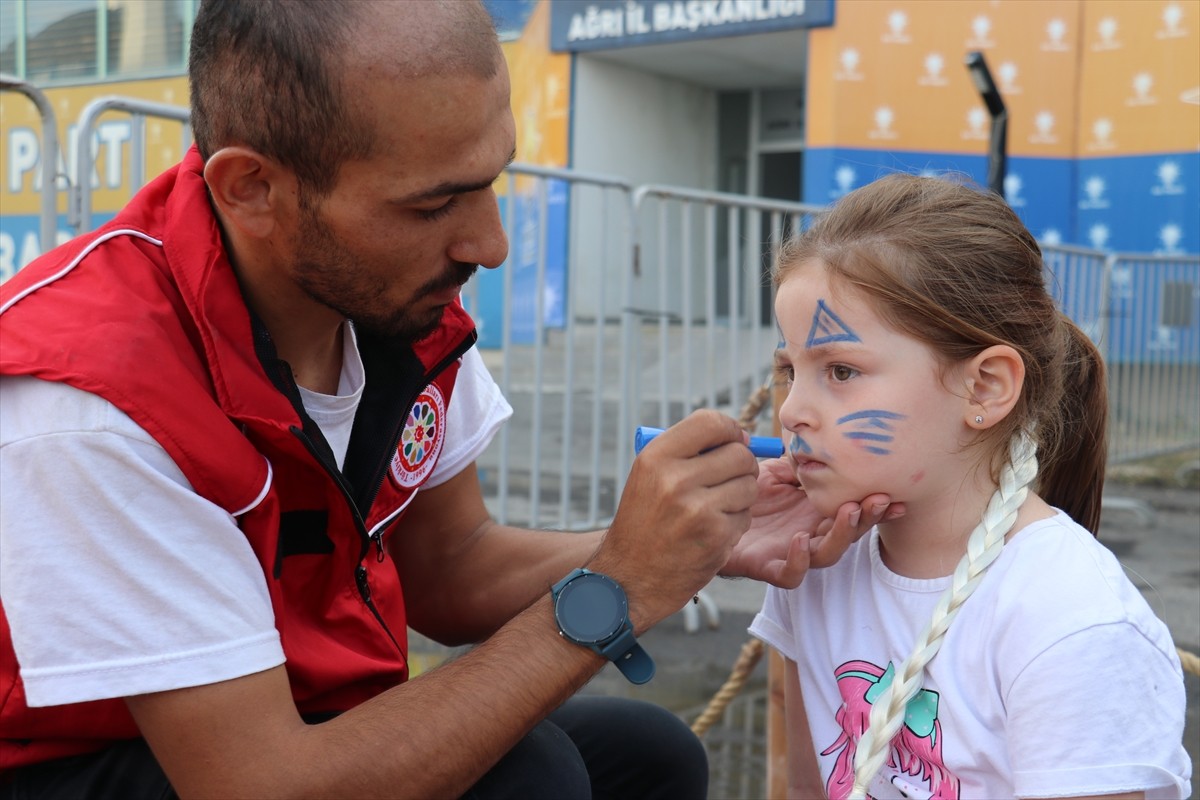 Türkiye Geleneksel Spor Dalları Federasyonunun Geleneksel Oyunlar Tırı, Ağrı'da çocuklarla bir...