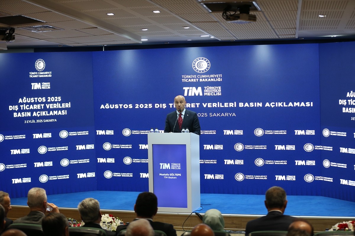 Türkiye İhracatçılar Meclisi (TİM) Başkanı Mustafa Gültepe, Sakarya Ticaret ve Sanayi Odası'nda...