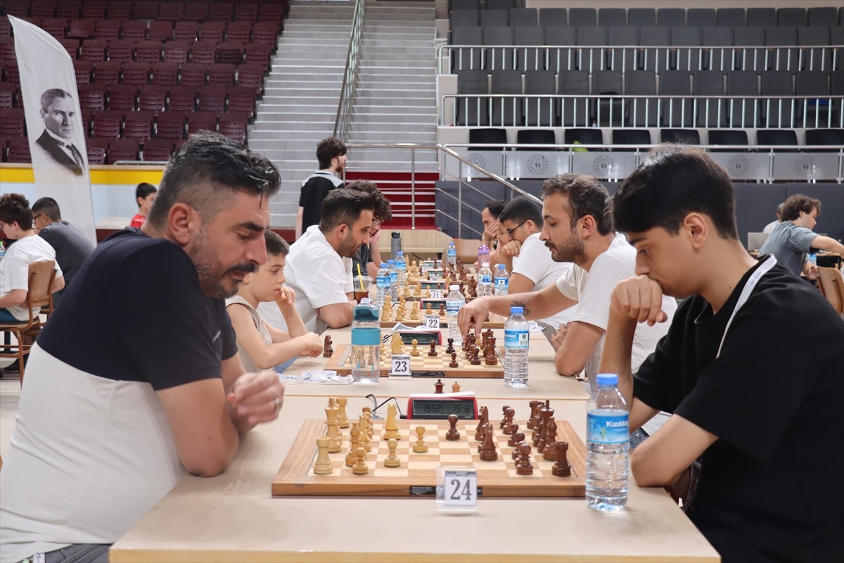 Türkiye Satranç Federasyonu (TSF) Başkan Vekili Bülent Mert Dikeç, satrançta lisanlı sporcu...