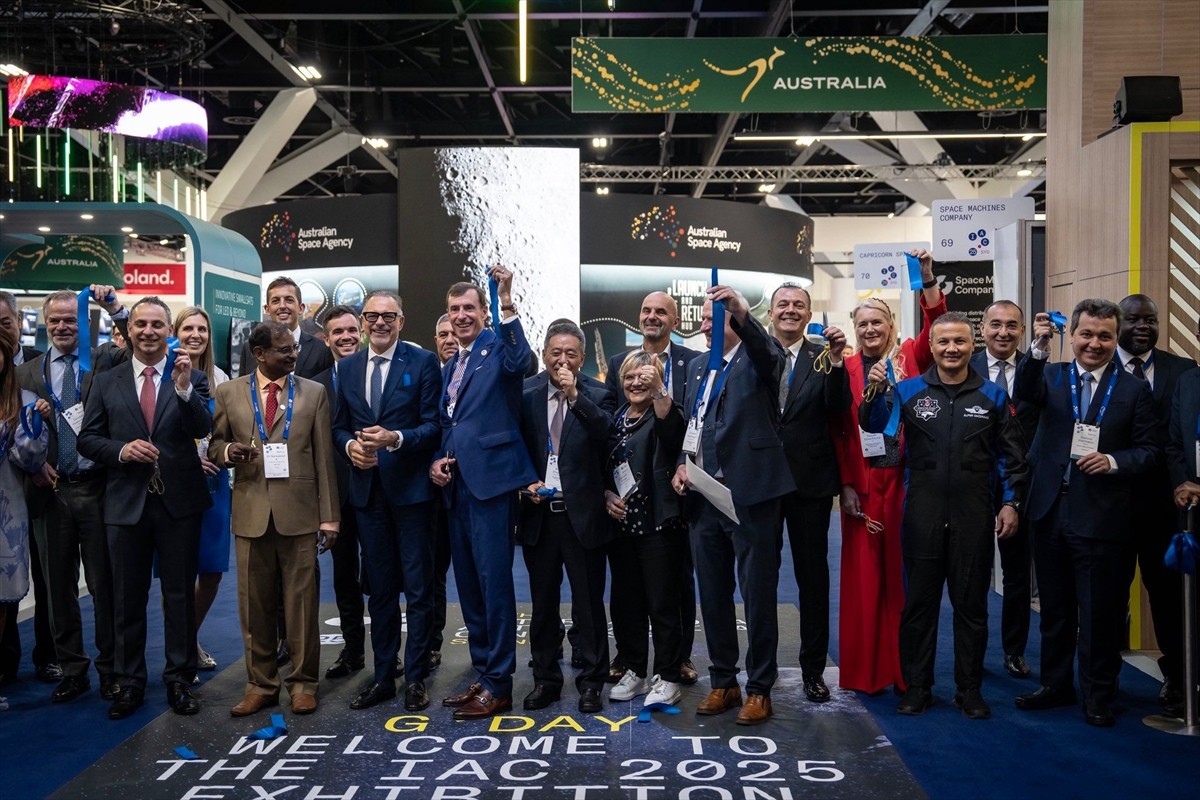 Türkiye Uzay Ajansı (TUA) Başkanı Yusuf Kıraç (solda), Avustralya'nın Sydney kentinde...