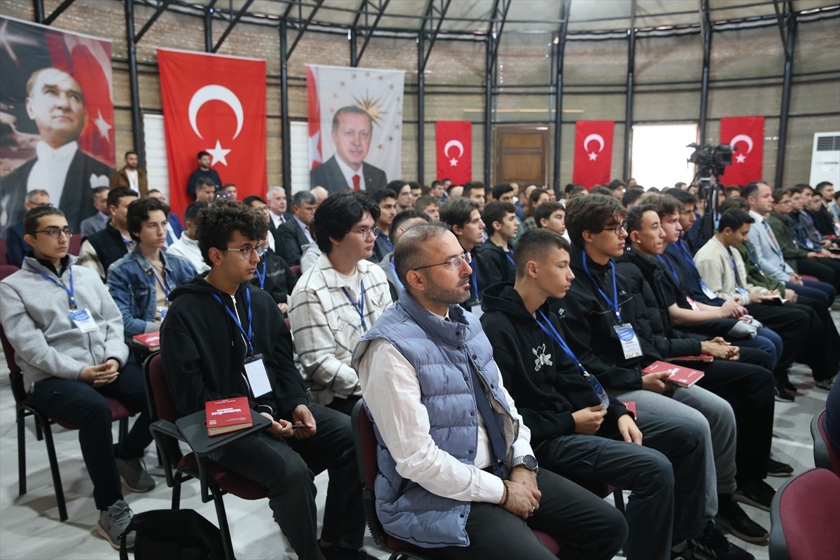 Türkiye Yüzyılı'nda Maziden Atiye Edirne" kamp programı Edirne'de düzenlenen törenle...