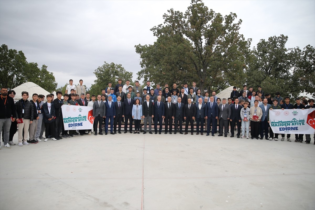 Türkiye Yüzyılı'nda Maziden Atiye Edirne" kamp programı Edirne'de düzenlenen törenle...