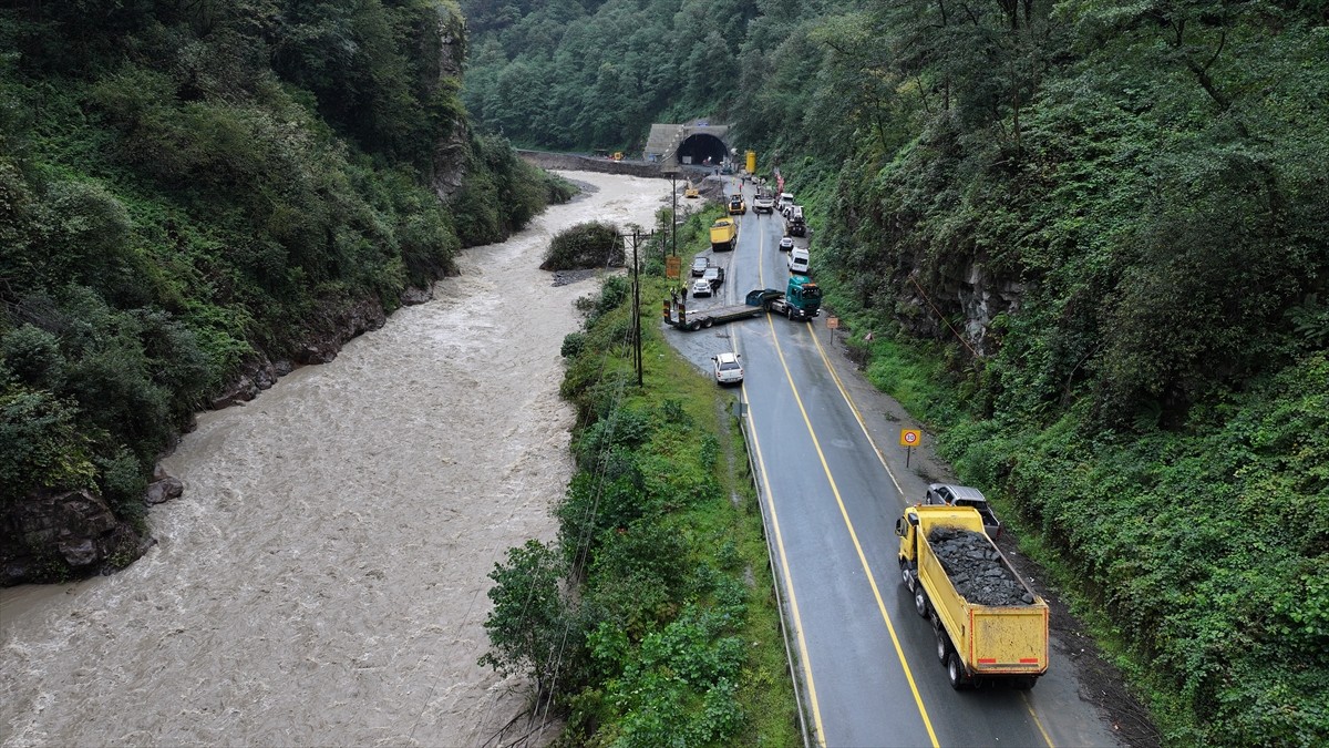 Ulaştırma ve Altyapı Bakanı Abdulkadir Uraloğlu ile Gençlik ve Spor Bakanı Osman Aşkın Bak...