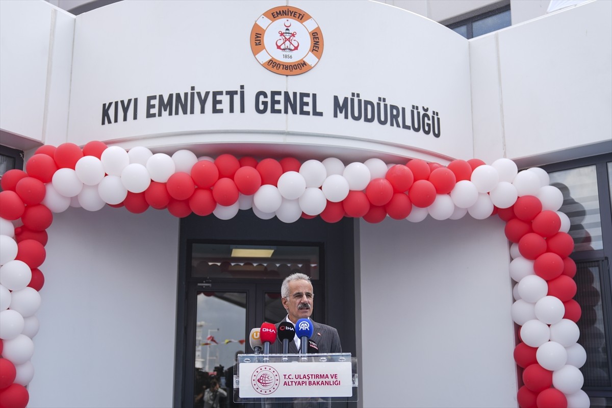 Ulaştırma ve Altyapı Bakanı Abdulkadir Uraloğlu, Kaptan Fahrettin Aksu Kılavuzluk İstasyonu'nun...