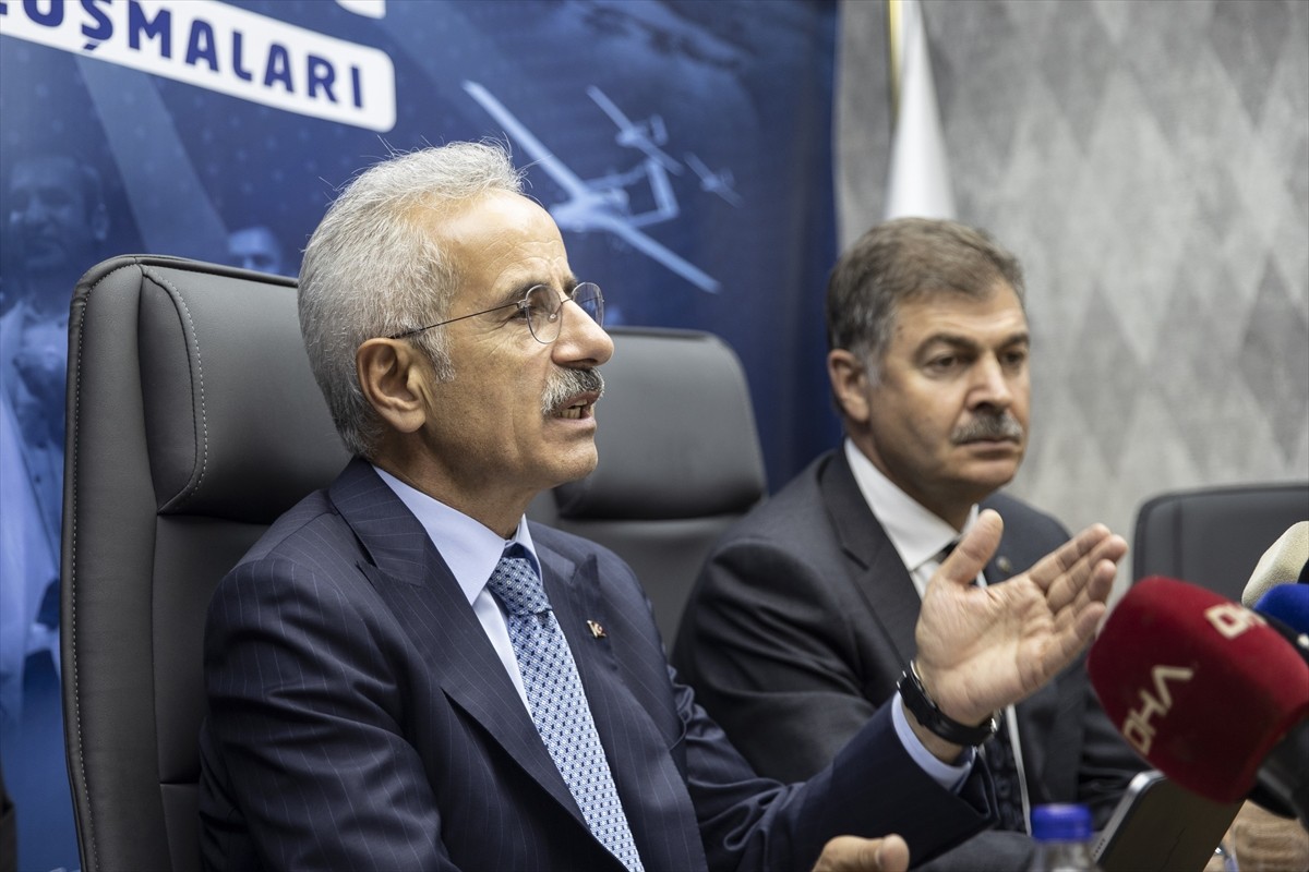 Ulaştırma ve Altyapı Bakanı Abdulkadir Uraloğlu (ortada), AK Parti Tunceli İl Başkanlığı'nda...