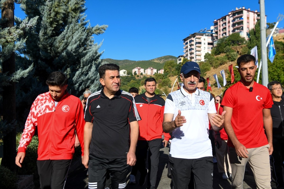 Ulaştırma ve Altyapı Bakanı Abdulkadir Uraloğlu (sağ 2), Tunceli'de gençlerle bir araya gelerek...