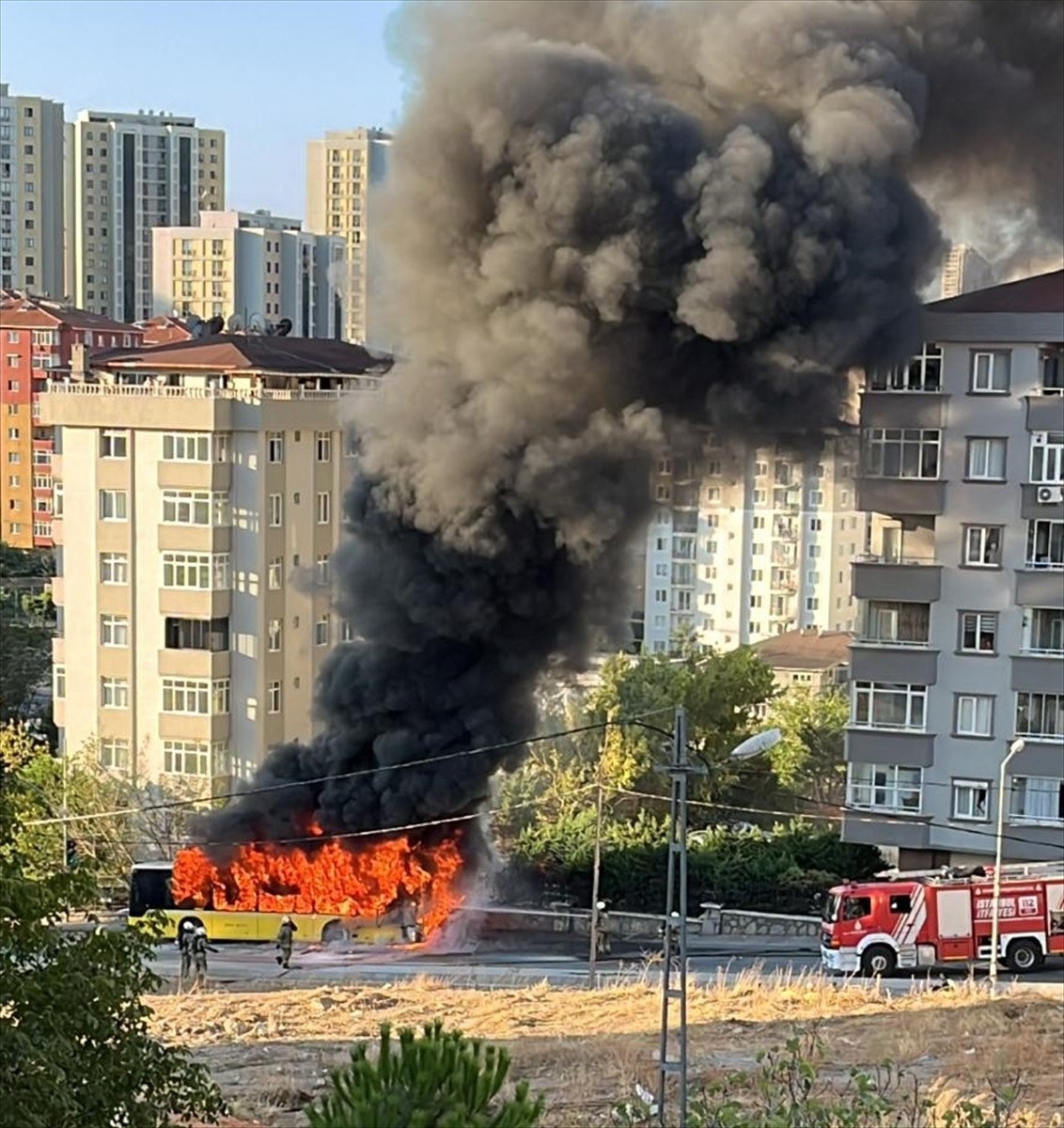 Ümraniye'de yolcuların bulunduğu İETT otobüsü, seyir halindeyken yanarak kullanılamaz hale...