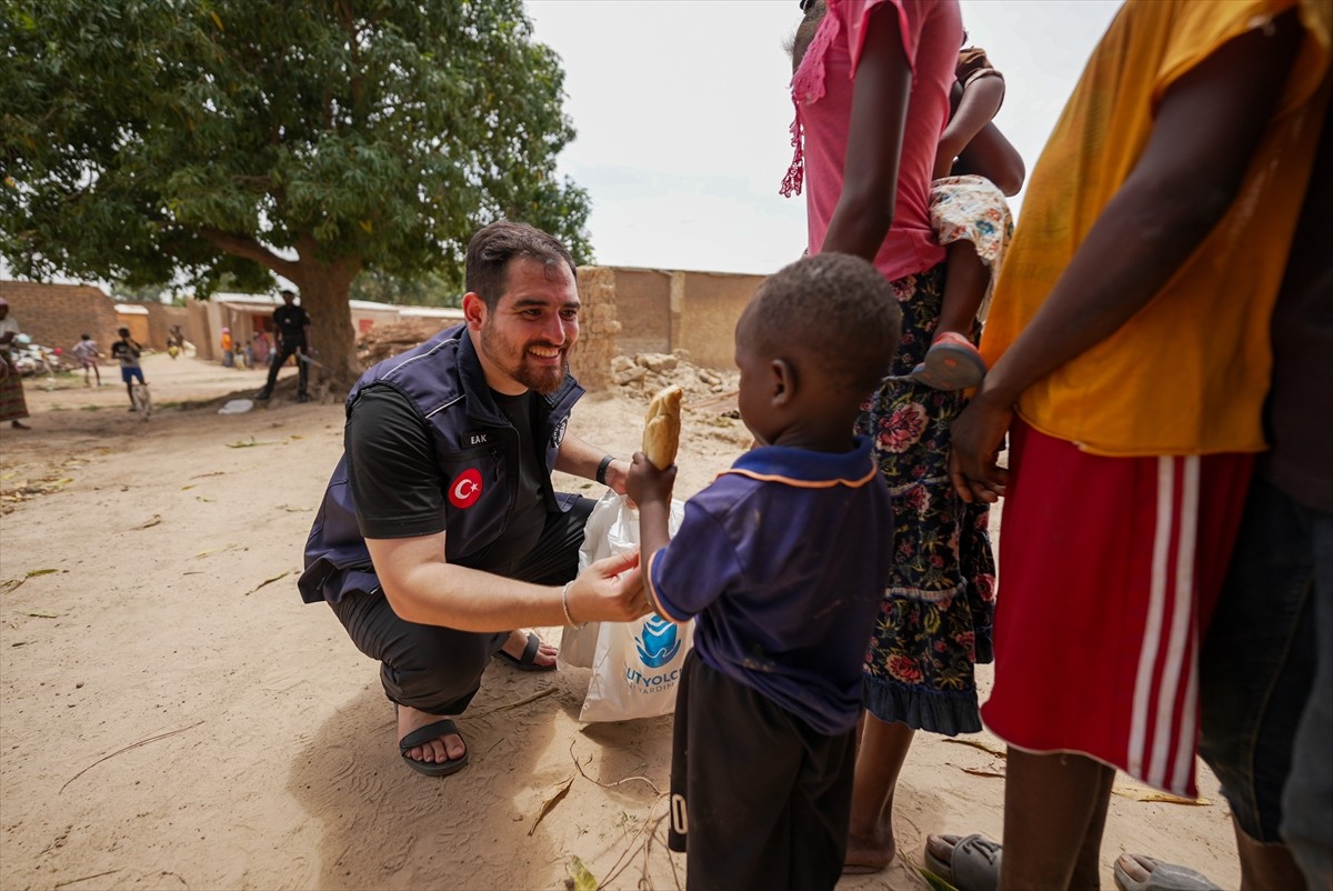 Umut Yolcuları Derneği, Mali'de gerçekleştirdiği yardım faaliyetleriyle ihtiyaç sahiplerinin...