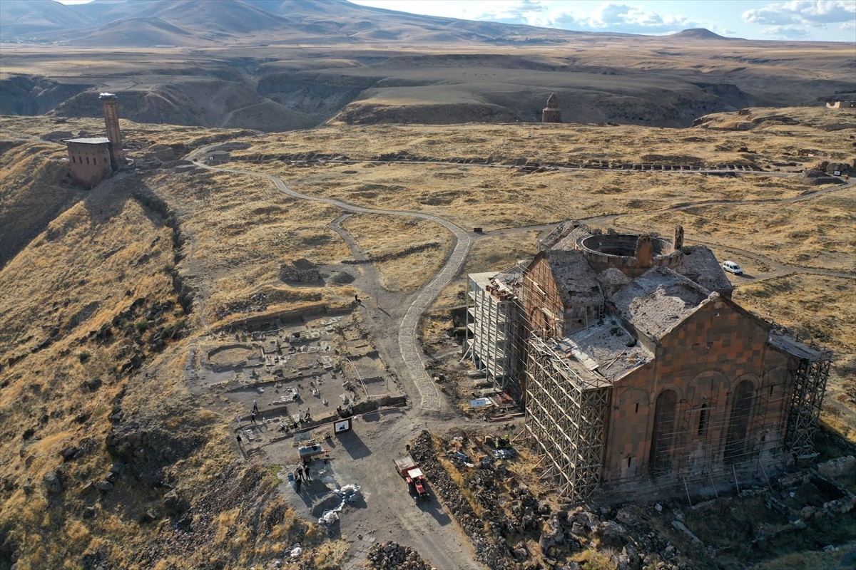 UNESCO Dünya Mirası Listesi'ndeki Ani Ören Yeri'nde taşınmaz ve taşınır nitelikteki kalıntıların...