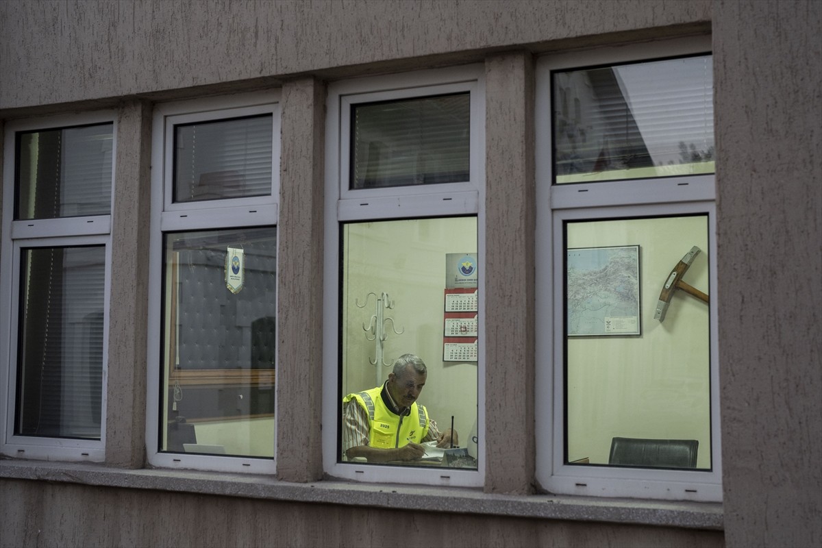 Uşak'ta dedesi ve babasının ardından üçüncü kuşak olarak, Türkiye Cumhuriyeti Devlet Demiryolları...