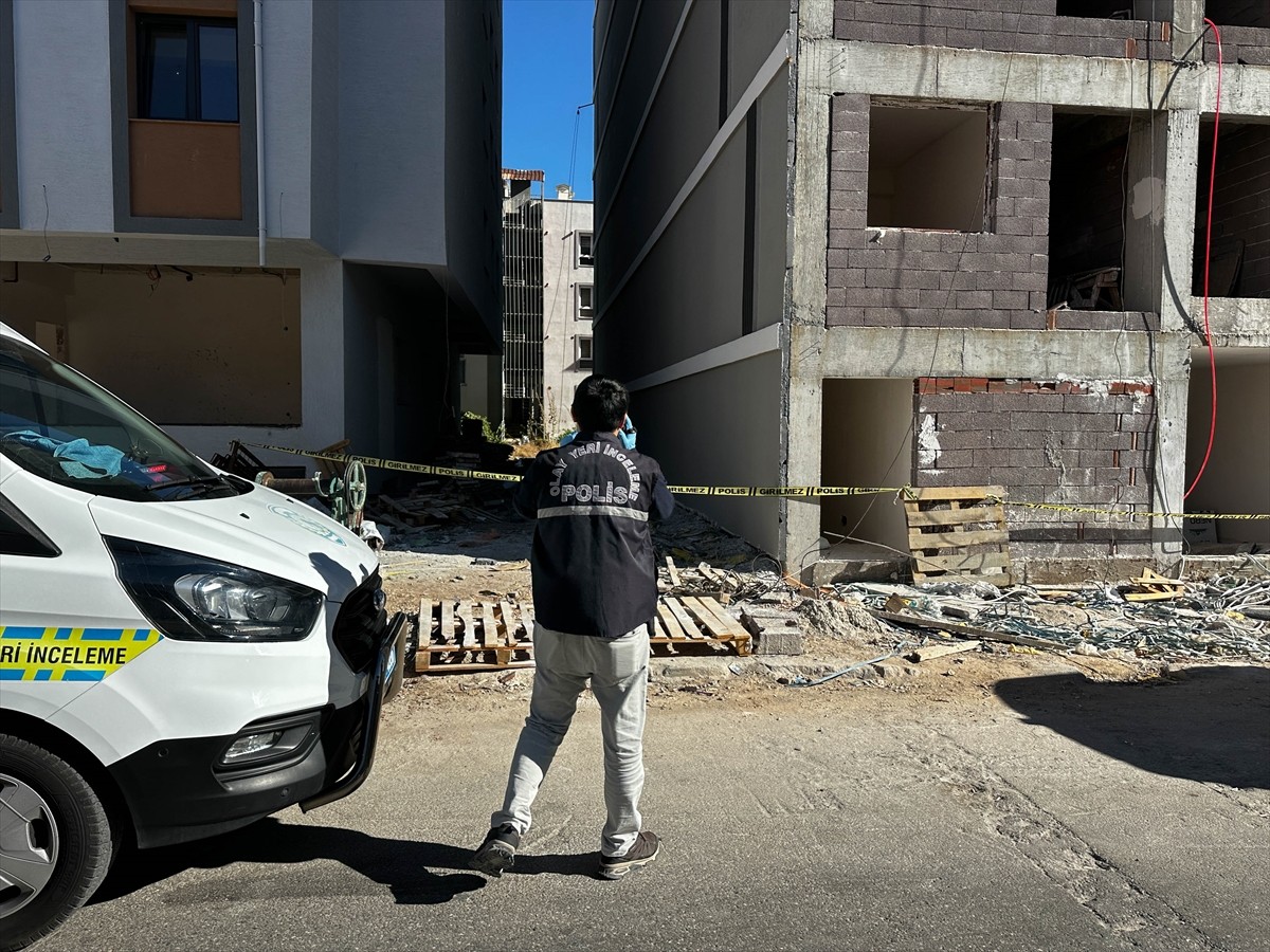 Uşak'ta inşaat halindeki apartmanın dördüncü katından düşen kişi hayatını kaybetti. İhbar üzerine...