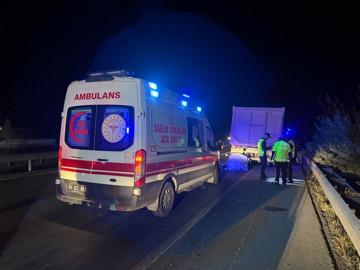 Uşak'ta lastiği patladığı için yol kenarında duran kamyona arkadan çarpan motosiklet sürücüsü...