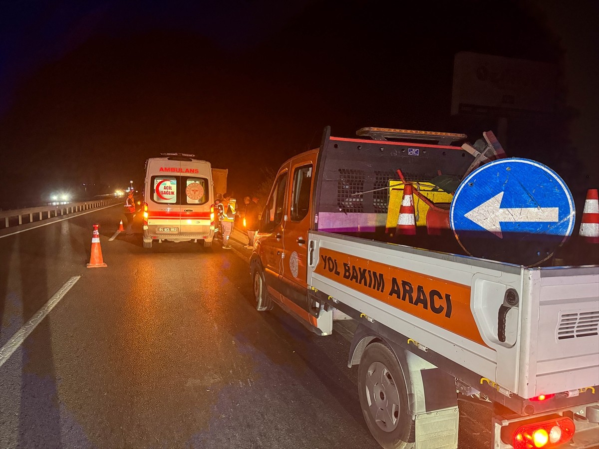 Uşak'ta lastiği patladığı için yol kenarında duran kamyona arkadan çarpan motosiklet sürücüsü...