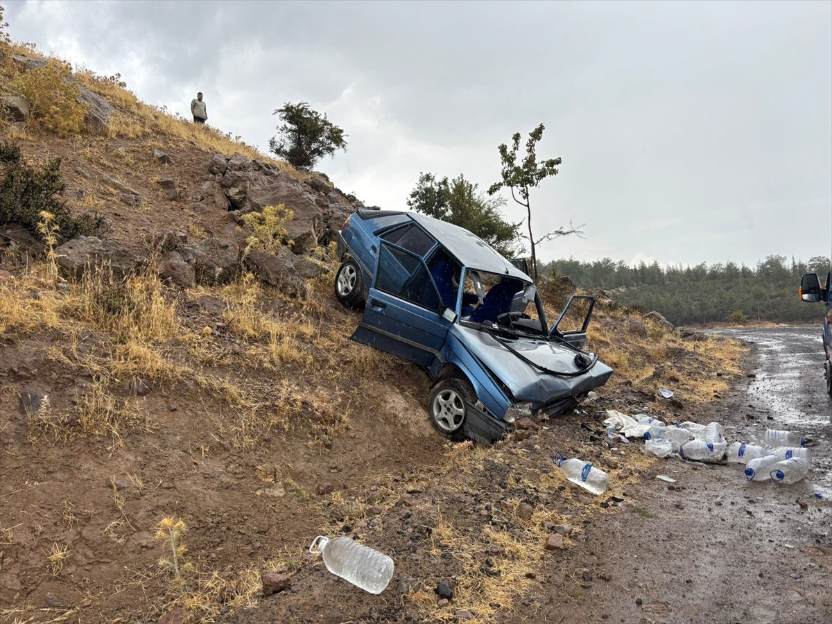 Uşak'taki iki trafik kazasında 1'i ağır 5 kişi yaralandı. Merkeze bağlı Çamyuva köyü yakınlarında...