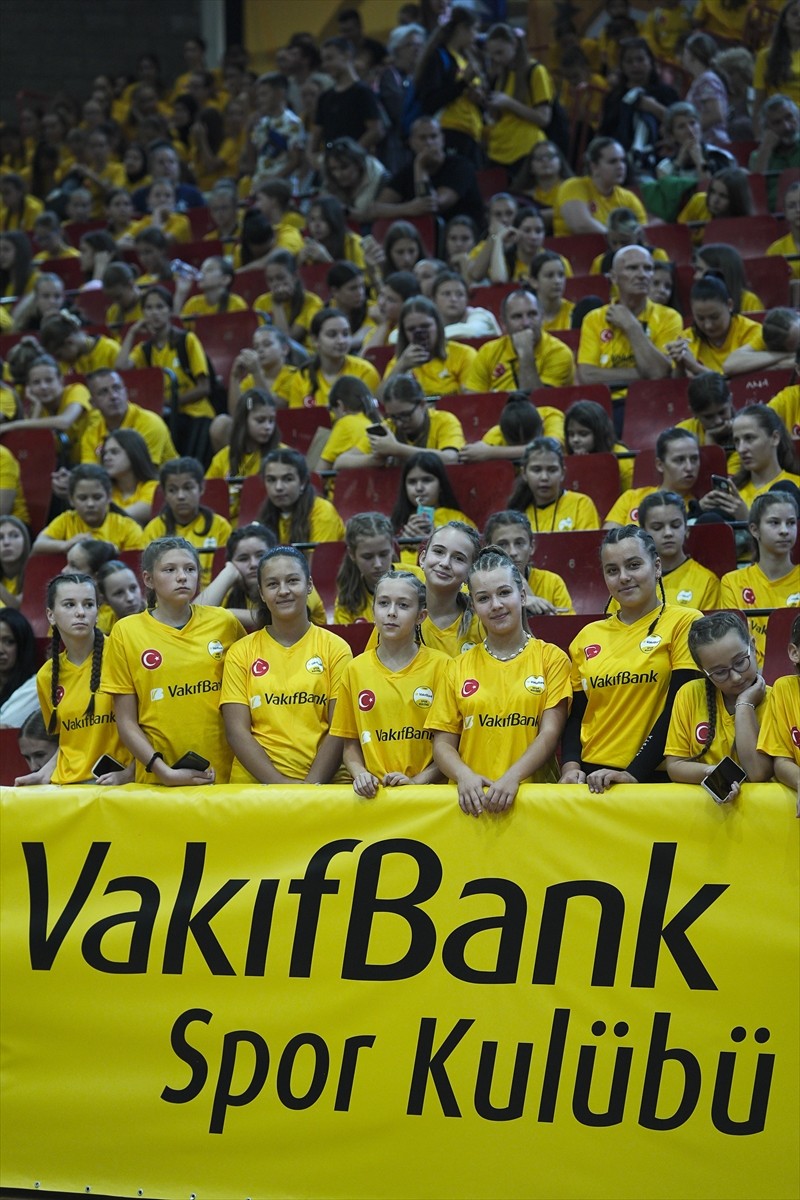 VakıfBank Spor Kulübü, Bosna Hersek'te genç voleybolculara destek vermek amacıyla 38 voleybol...