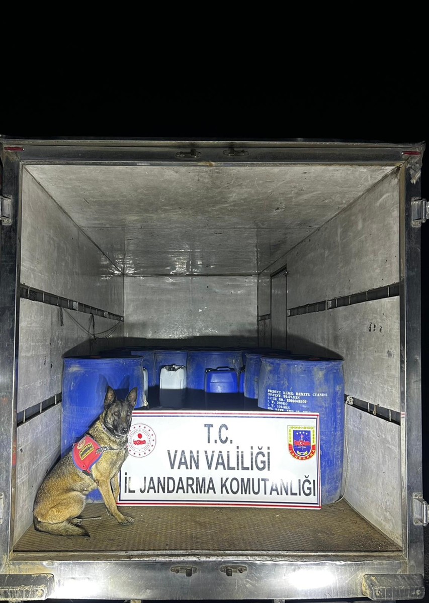 Van'da kapalı kasa bir kamyonda uyuşturucu yapımında kullanılan 3 ton 710 litre asetik asit...