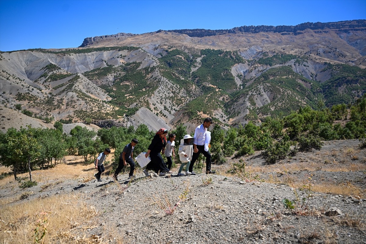 Van'da kent yaşamını bırakıp Çatak ilçesine bağlı Övecik Mahallesi'ne yerleşen Aysel ve Kamil Işık...