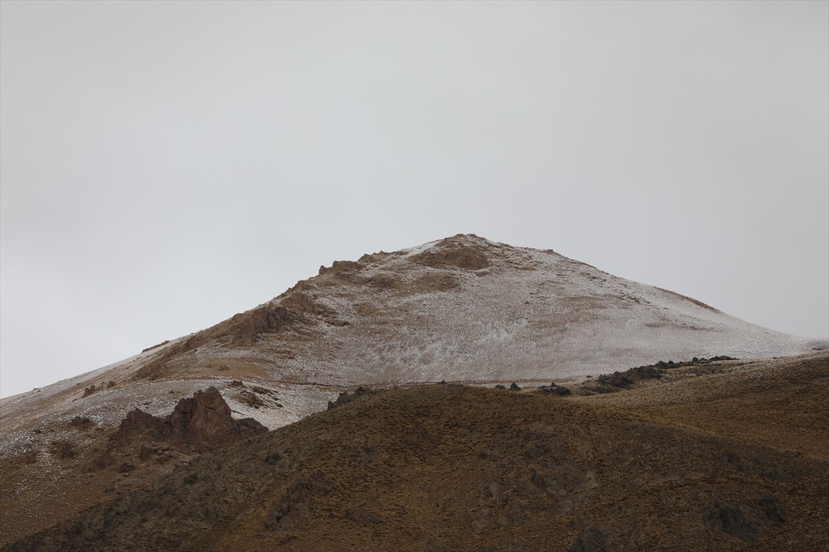 Van'ın Başkale ilçesinin yüksek kesimlerine kar yağdı. Yaylada koyunlarını otlatan bazı çiftçiler...