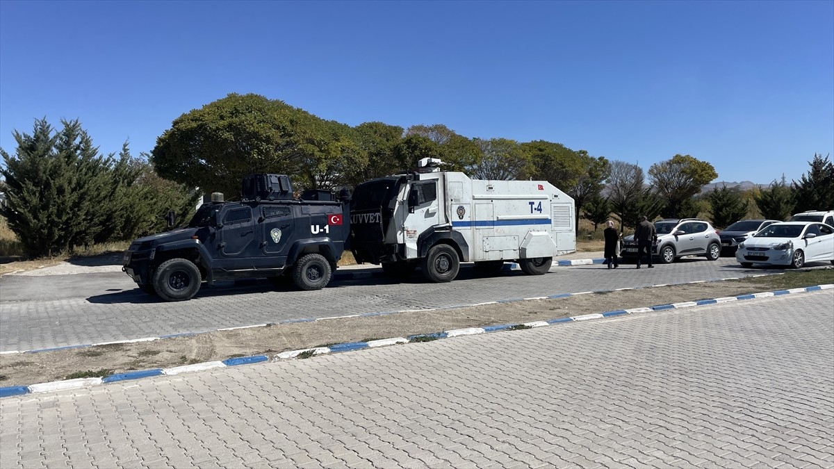 Van'ın Gürpınar ilçesinde silahlı saldırıda öldürülen anne ve iki oğlunun cenazeleri, toprağa...