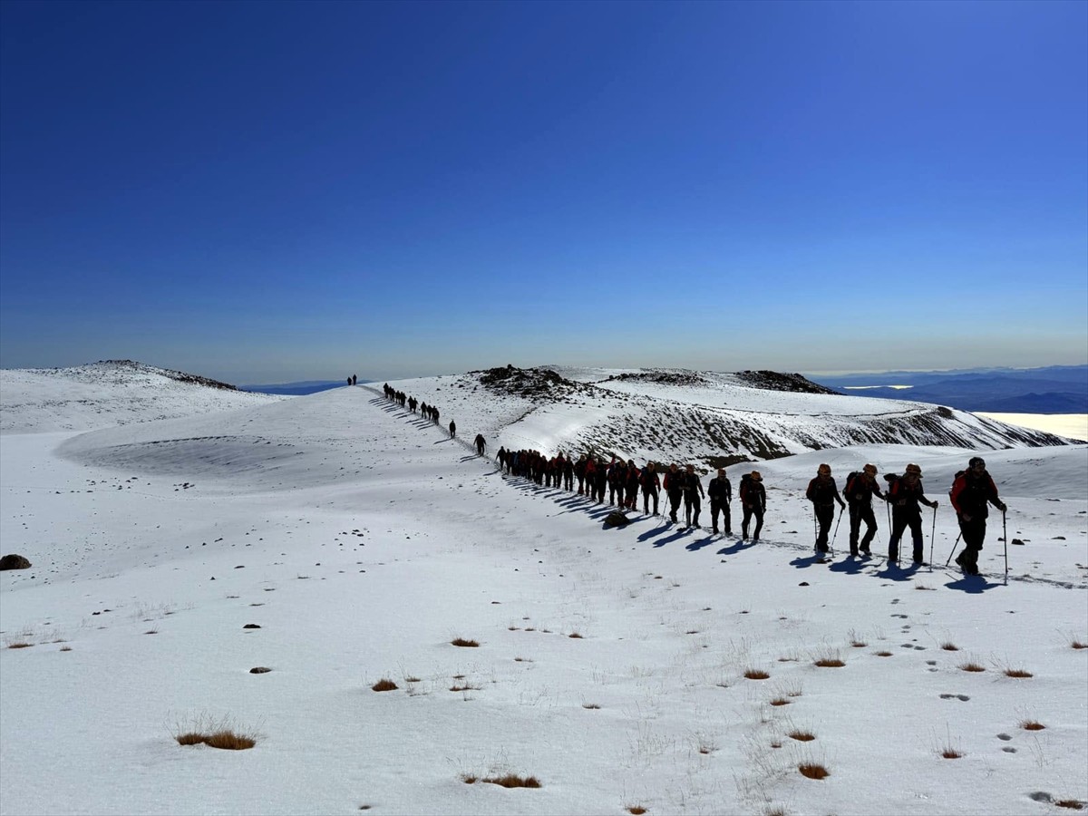 Van ve Bitlis'te 20 ilden gelen 65 Afet ve Acil Durum Yönetimi Başkanlığı (AFAD) personeliyle "Dağ...