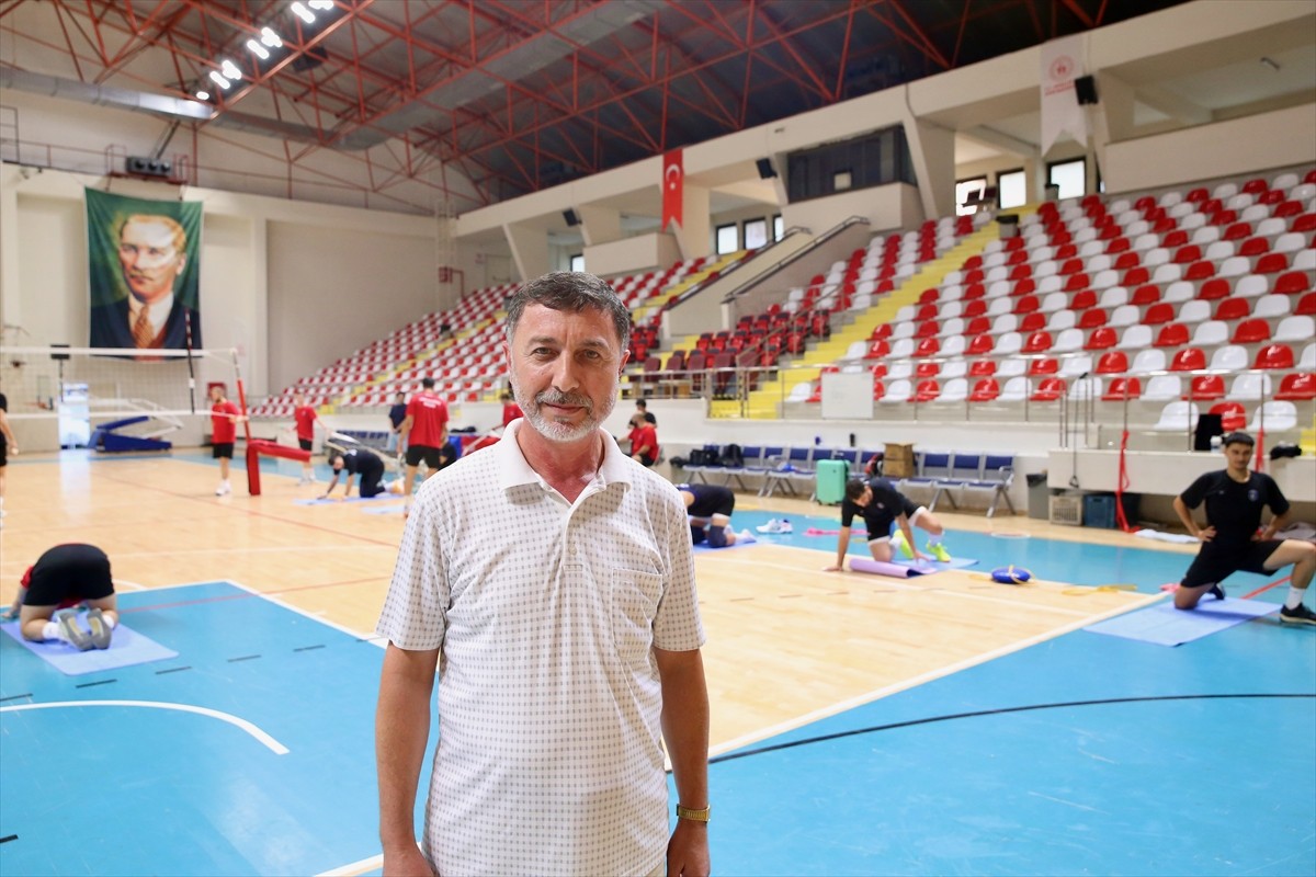 Voleybolda Efeler Ligi'ne yükselen Gebze Belediye Spor Kulübü, ilk yılda play-off oynamayı...