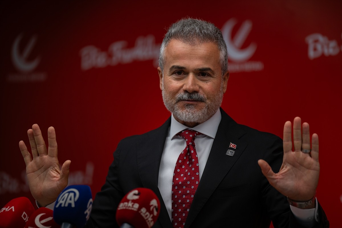 Yeniden Refah Partisi Genel Başkan Yardımcısı Suat Kılıç, partisinin genel merkezinde haftalık...