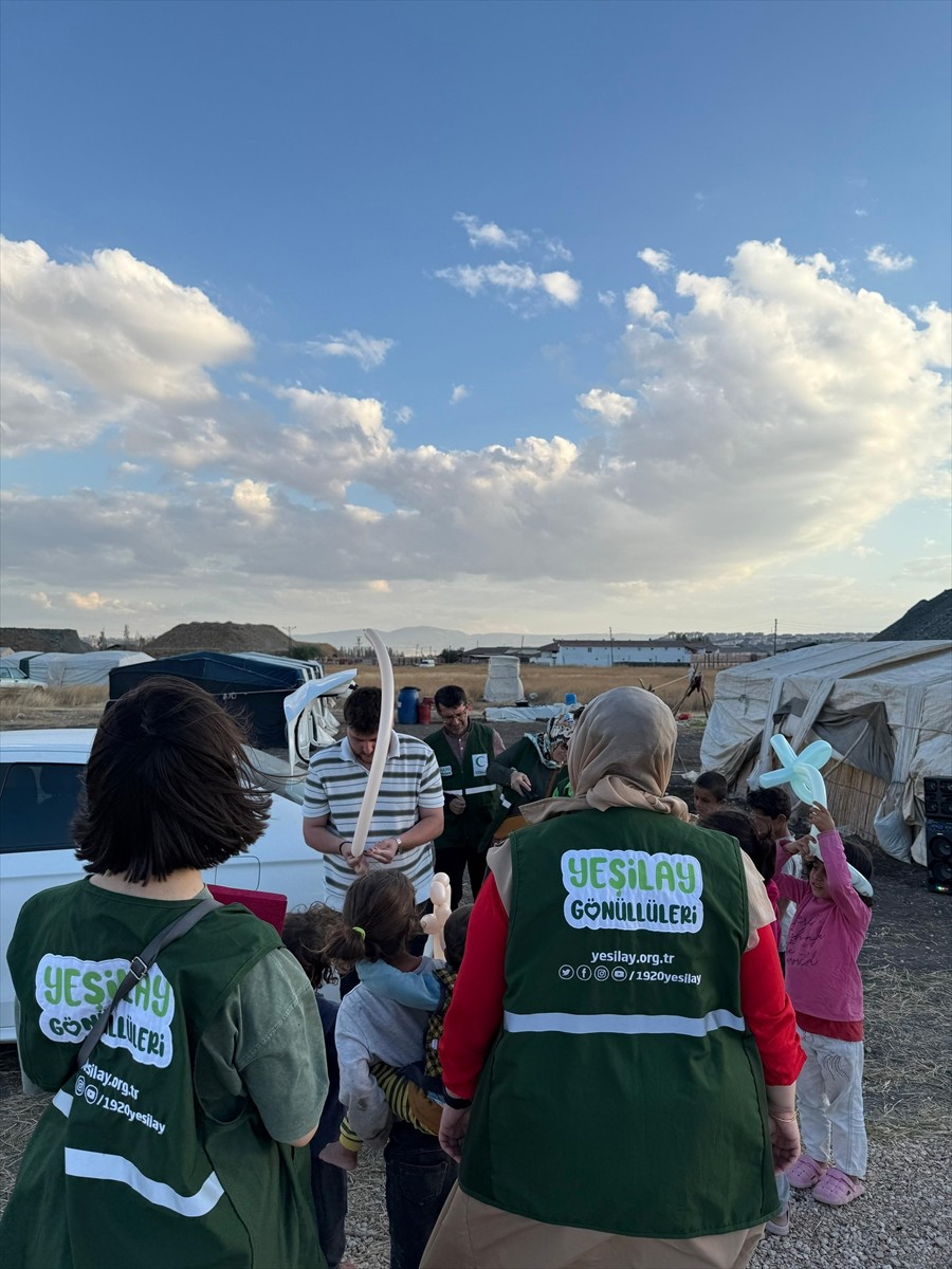 Yeşilay Çorum Şubesi, Mevlit Kandili dolayısıyla kentteki mevsimlik tarım işçilerini ziyaret etti....