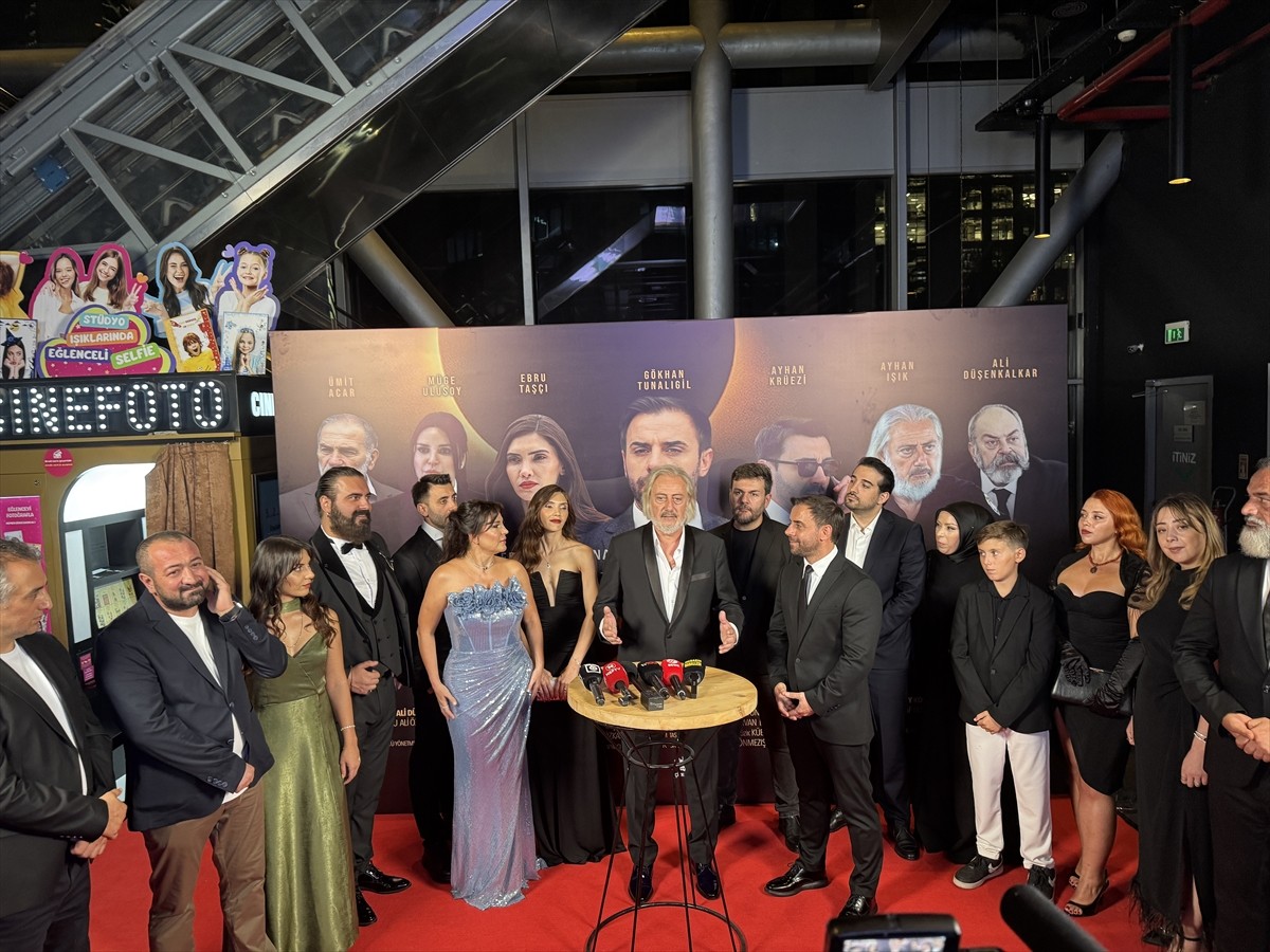 Yönetmen koltuğunda Haktan Özkan'ın oturduğu, idari koordinatörlüğünü Canan Yılmaz'ın üstlendiği...