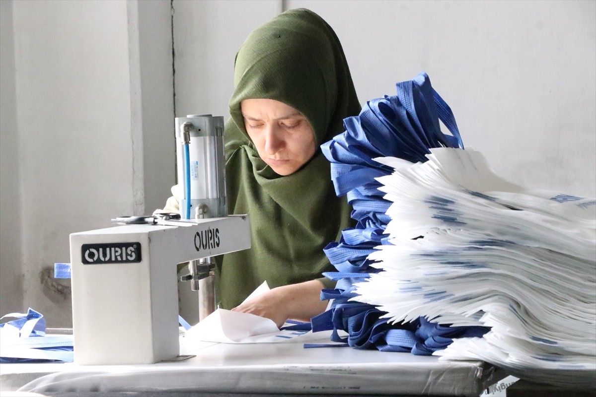 Yozgat'ın Çayıralan ilçesinde yaşayan 37 yaşındaki 2 çocuk annesi Nihal Aknur, aylık ürettiği 3...