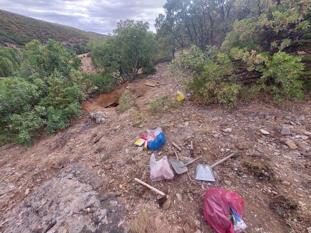  Yozgat'ın Sarıkaya ilçesinde izinsiz kazı yapan 4 zanlı gözaltına alındı.