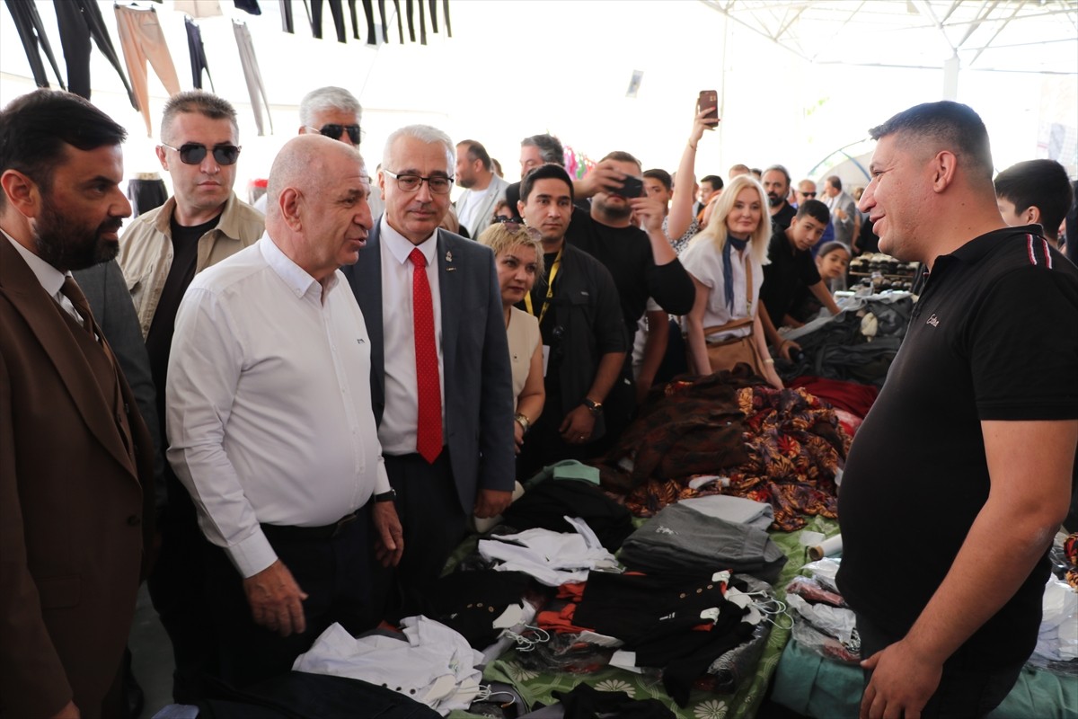 Zafer Partisi Genel Başkanı Ümit Özdağ, Gaziantep'te semt pazarını ziyaret etti, alışveriş yapan...