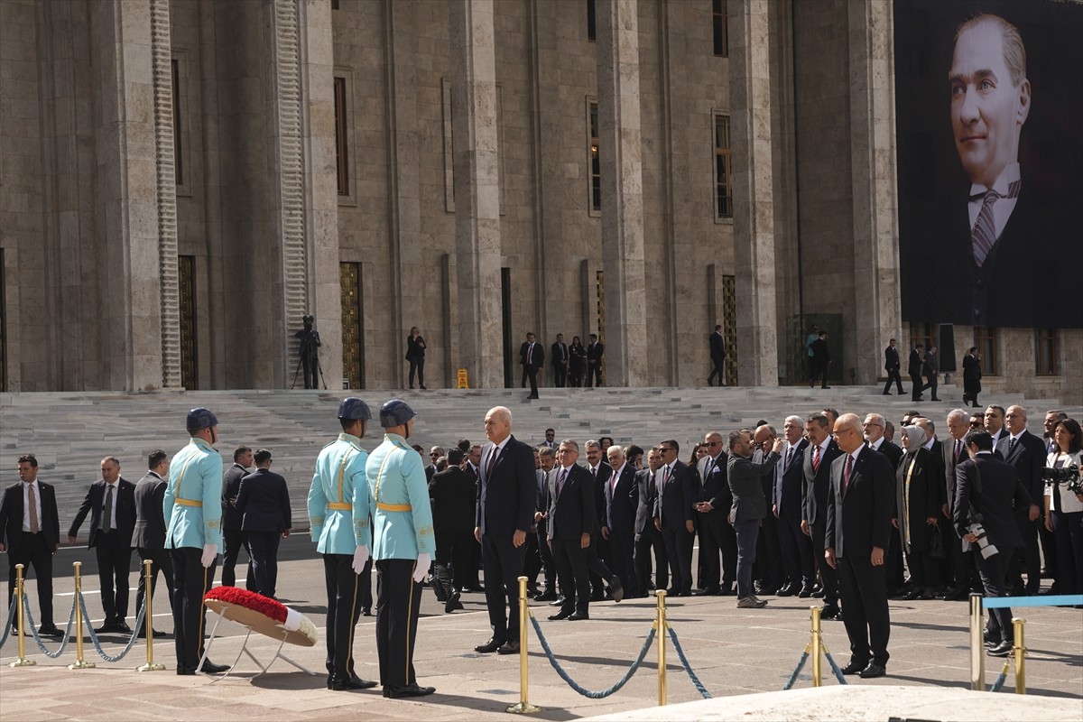 28. Dönem 4. Yasama Yılı açılışı dolayısıyla Meclis'teki Atatürk Anıtı önünde tören yapıldı. TBMM...