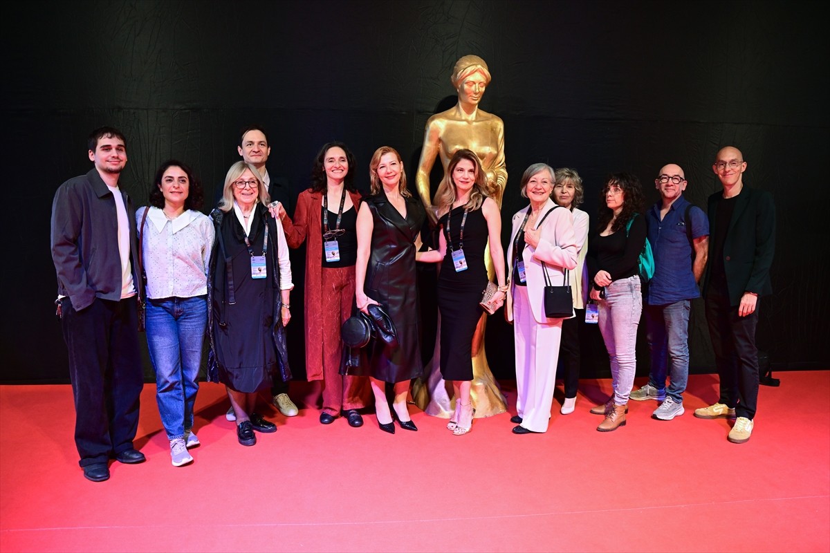 62. Uluslararası Antalya Altın Portakal Film Festivali'nin açılış töreni, kırmızı halı geçişiyle...