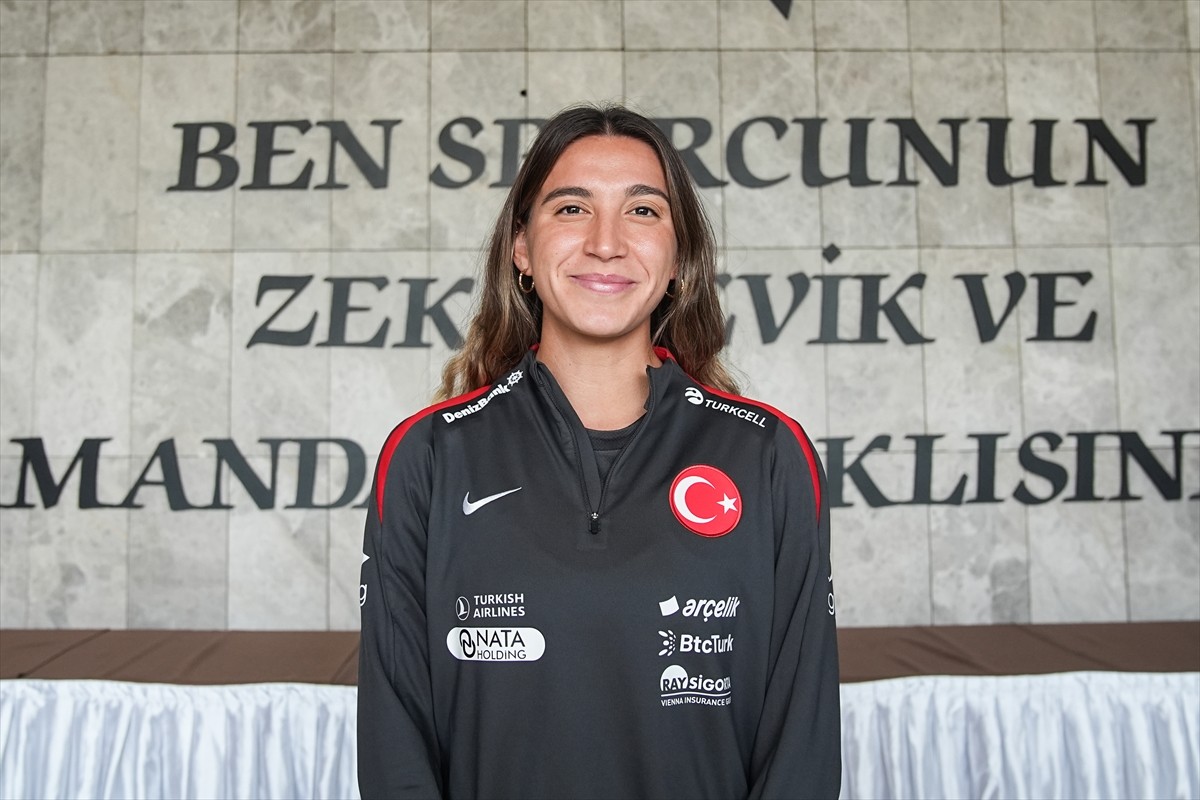 A Milli Kadın Futbol Takımı oyuncusu Ece Türkoğlu,  AA muhabirine açıklamalarda bulundu.