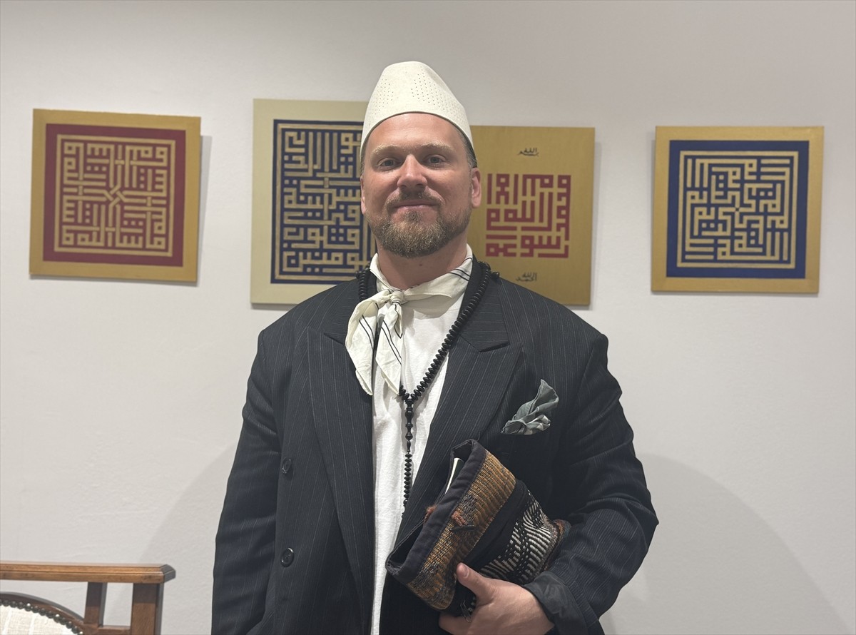 ABD'li şair, müzisyen ve eğitimci Baraka Blue, SufiCorner İstanbul'da düzenlenen şiir dinletisi...