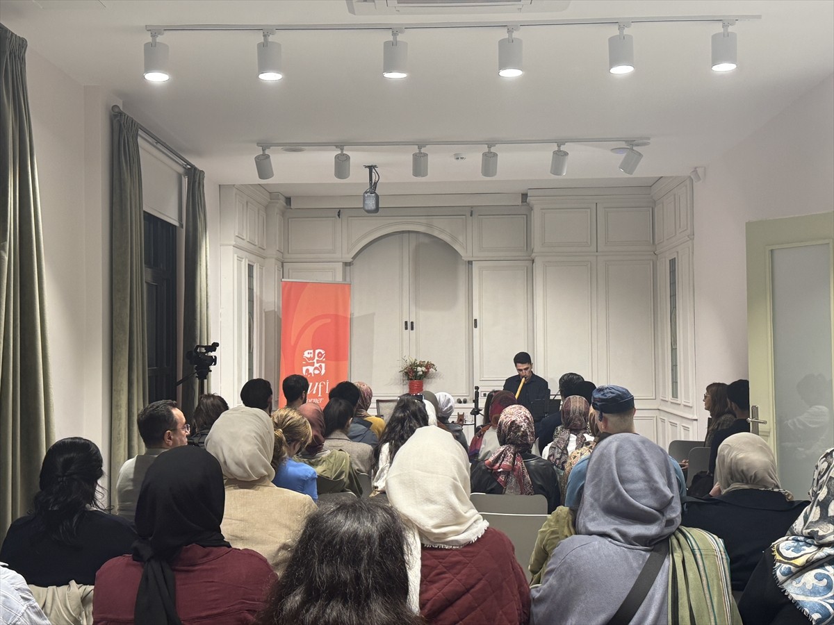 ABD'li şair, müzisyen ve eğitimci Baraka Blue, SufiCorner İstanbul'da düzenlenen şiir dinletisi...