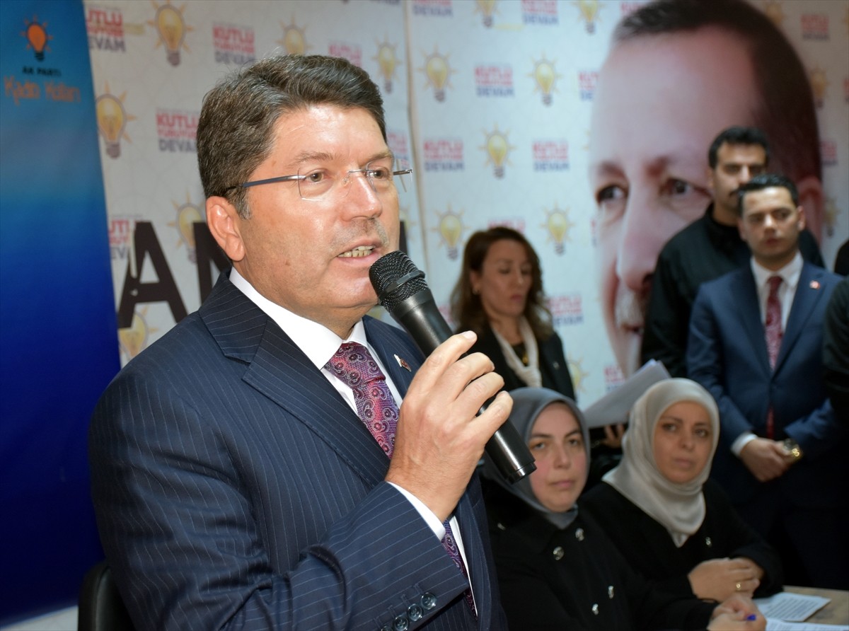 Adalet Bakanı Yılmaz Tunç, AK Parti Kırıkkale İl Başkanlığı Salonu'nda düzenlenen İl Kadın Kolları...