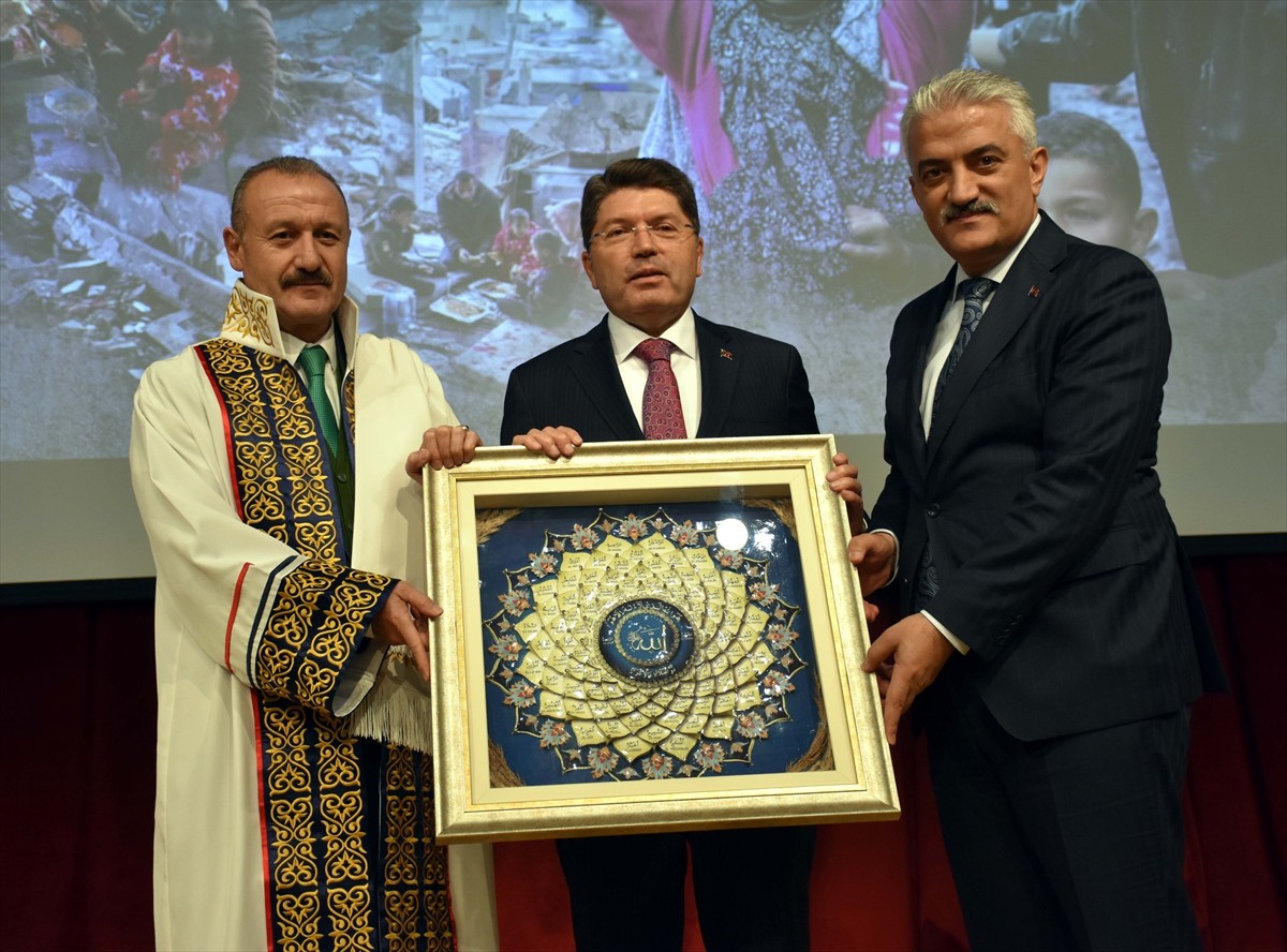 Adalet Bakanı Yılmaz Tunç (solda), Kırıkkale ziyaretleri kapsamında Vali Mehmet Makas'ı (sağda)...