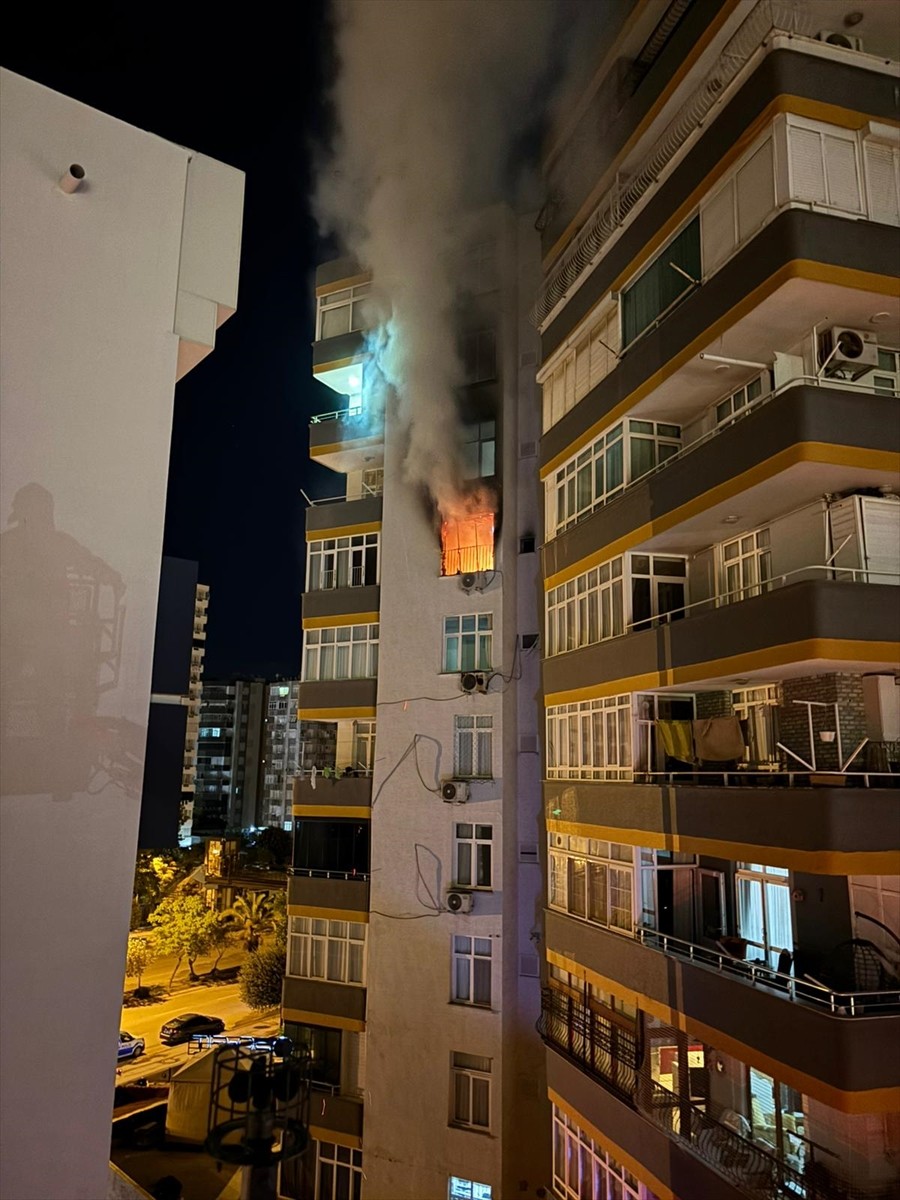 Adana'da bir apartmanın 7. katındaki dairede çıkan yangın itfaiye ekiplerince söndürüldü.