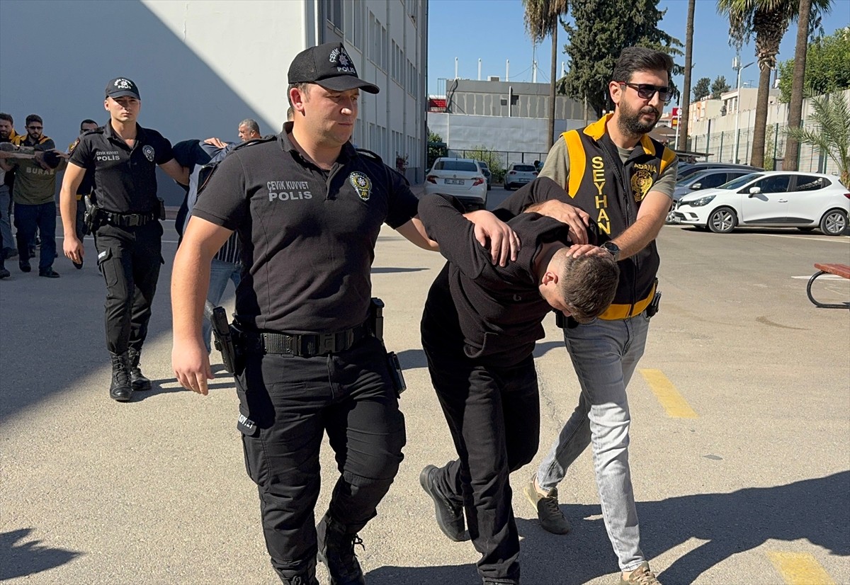 Adana'da ofis, ev ve muhtarlık binasının kurşunlanması olaylarına karıştıkları ve ruhsatsız silah...