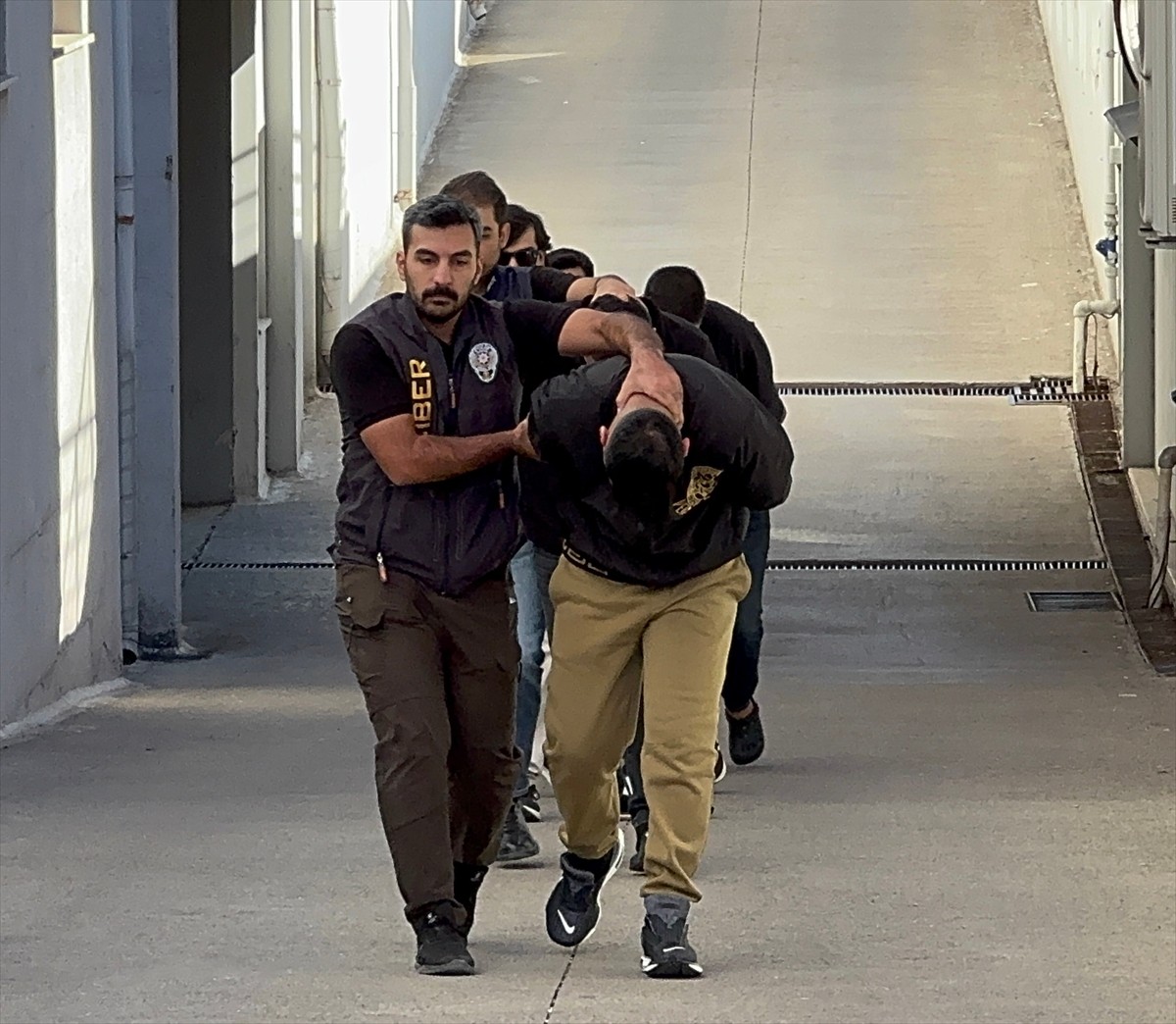 Adana'da otomobil almak isteyen kişiyi "sazan sarmalı" yöntemiyle dolandırdıkları gerekçesiyle...