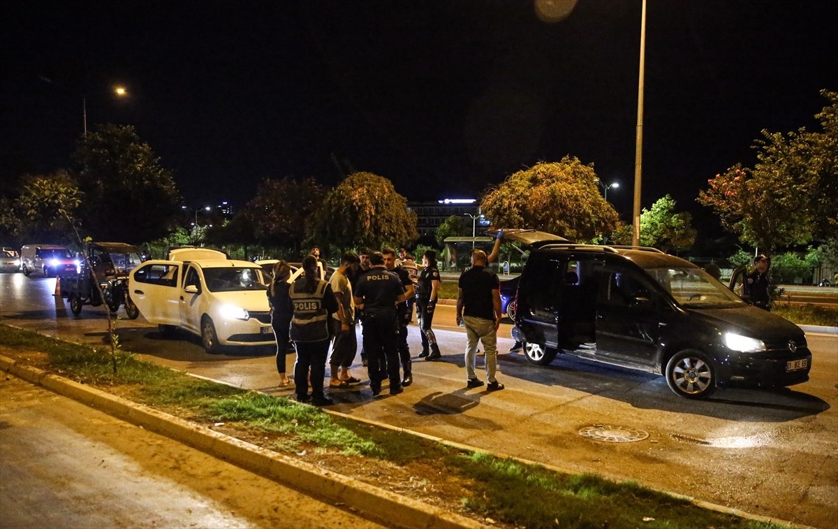 Adana'da polis ekiplerince helikopter destekli "huzur ve güven" uygulaması yapıldı.