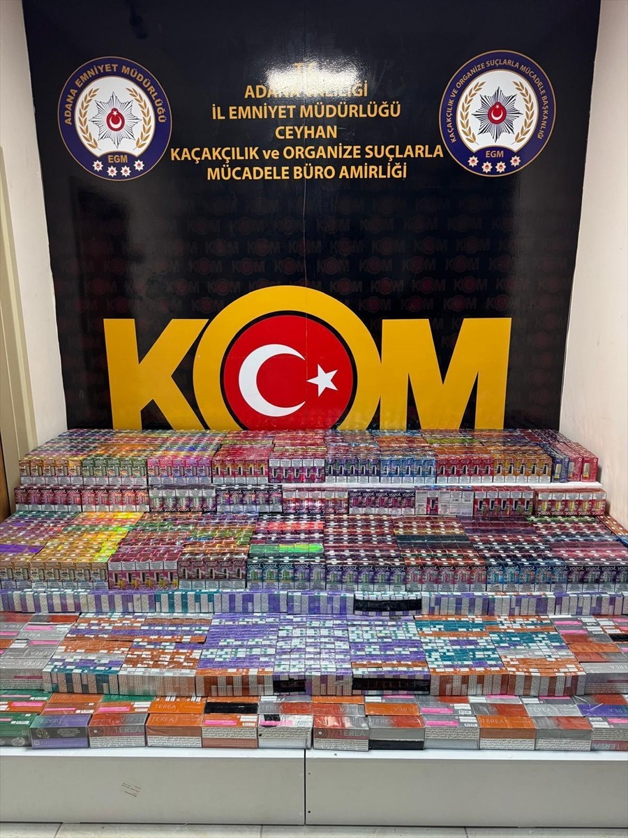 Adana'da polis ekiplerince saman yüklü bir tırda gümrük kaçağı 2 bin 700 elektronik sigara ele...